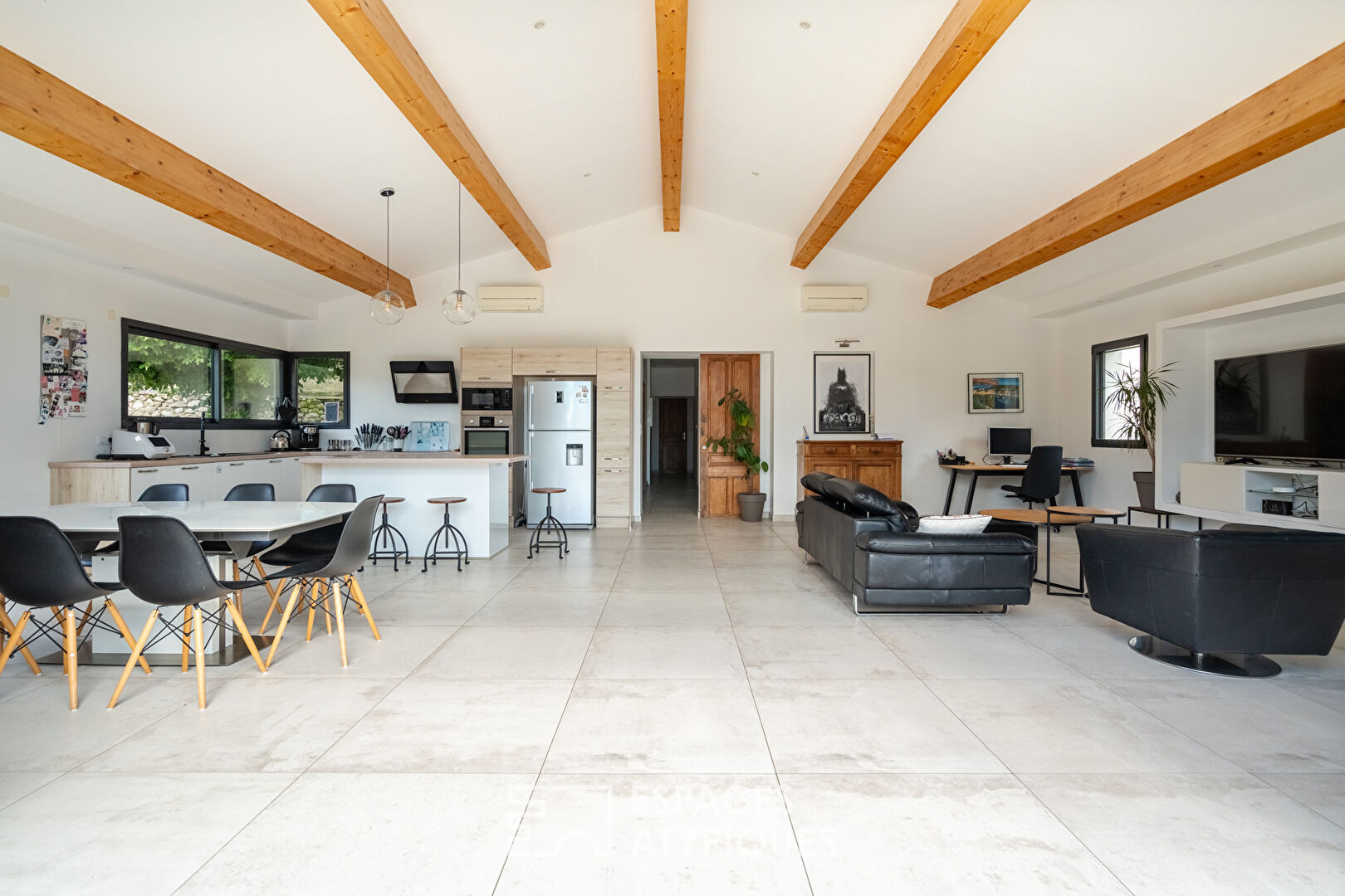 Maison rénovée avec jardin et piscine
