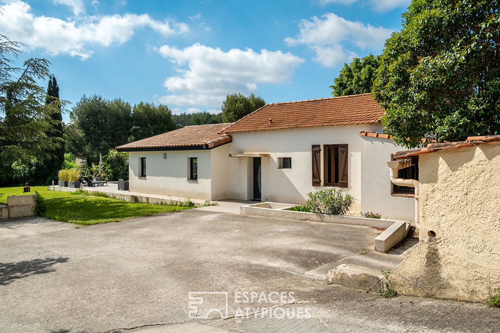 Maison rénovée avec jardin et piscine