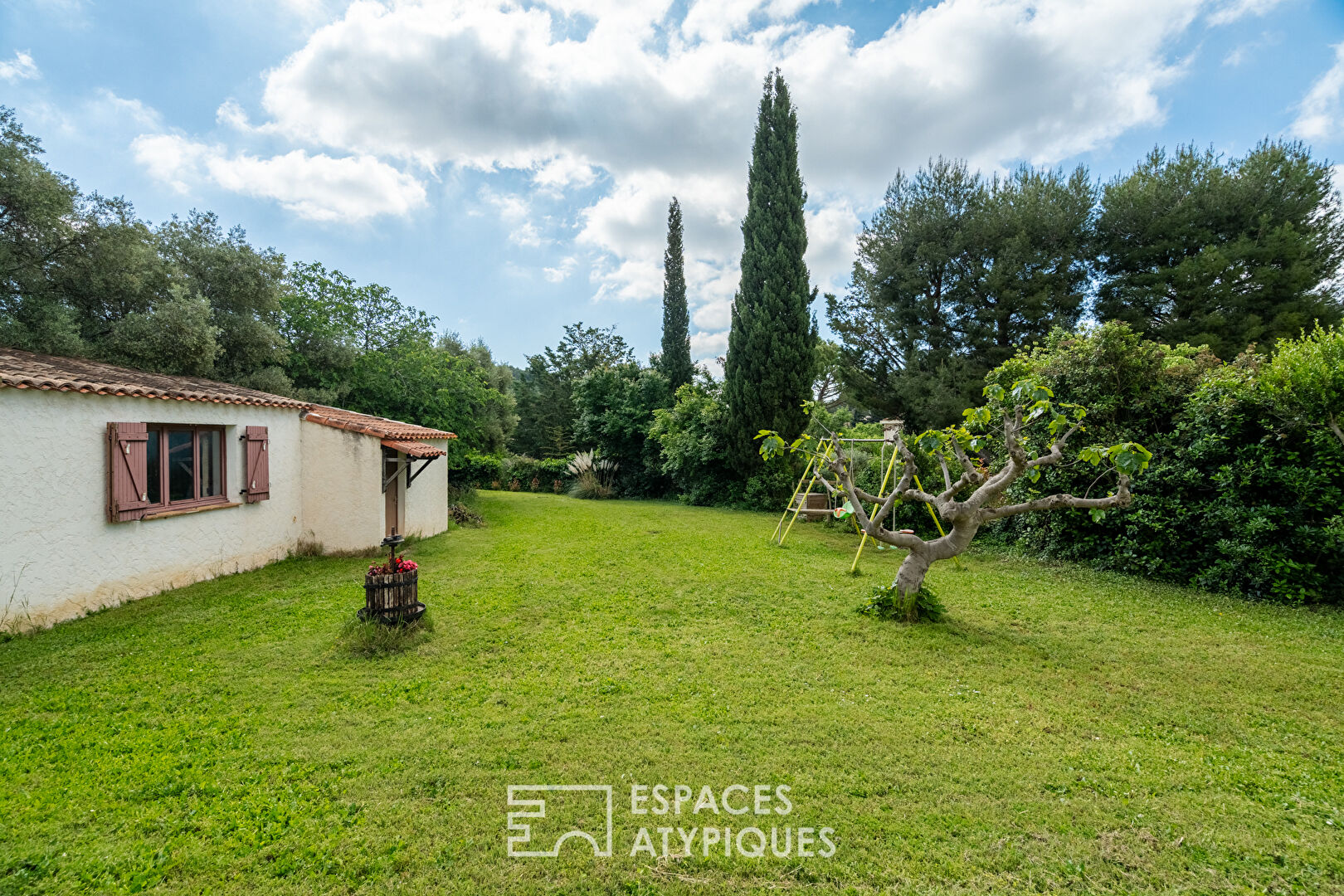 Maison rénovée avec jardin et piscine