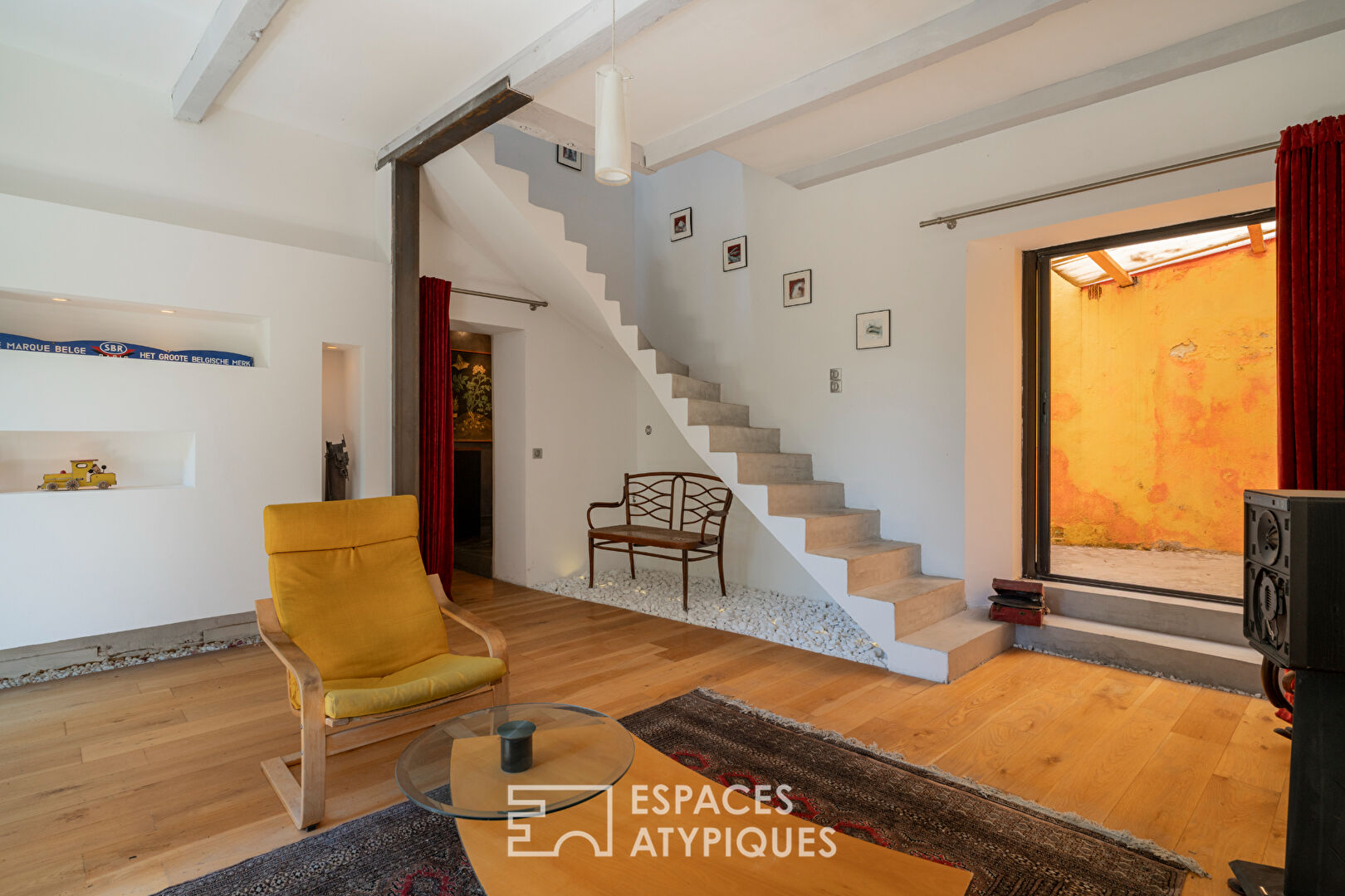 Maison avec patio, terrasse et jardin