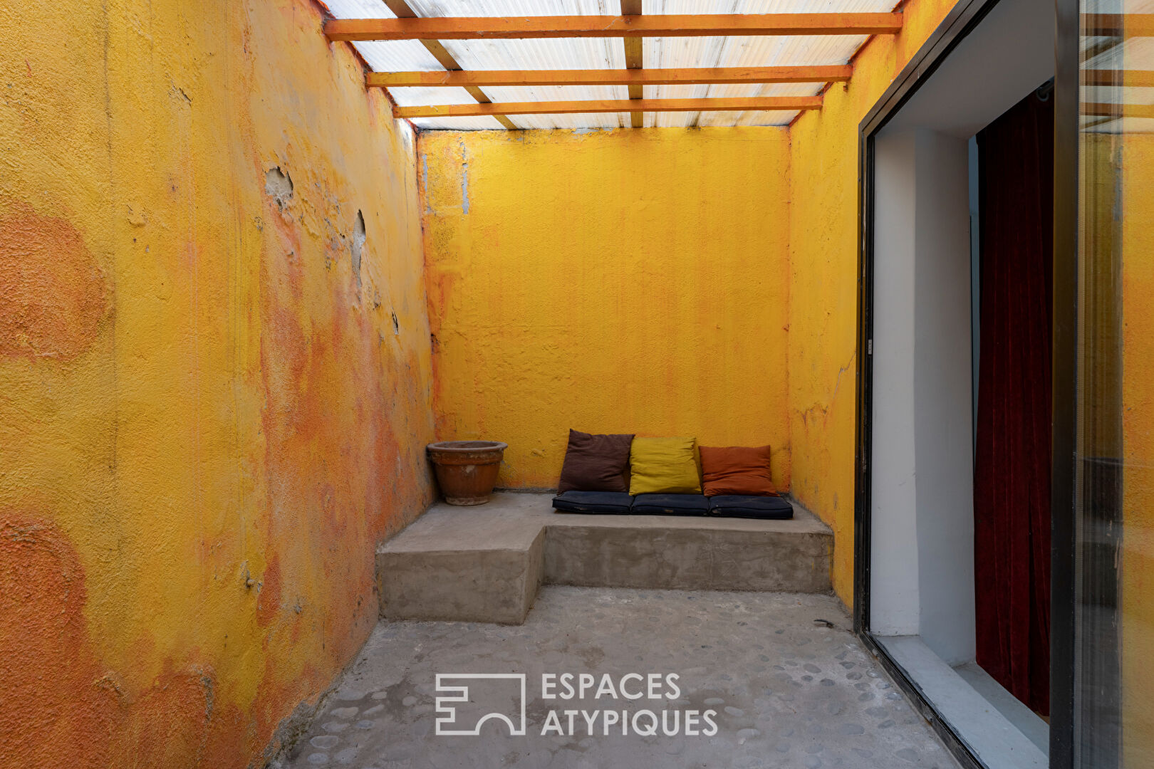 Maison avec patio, terrasse et jardin