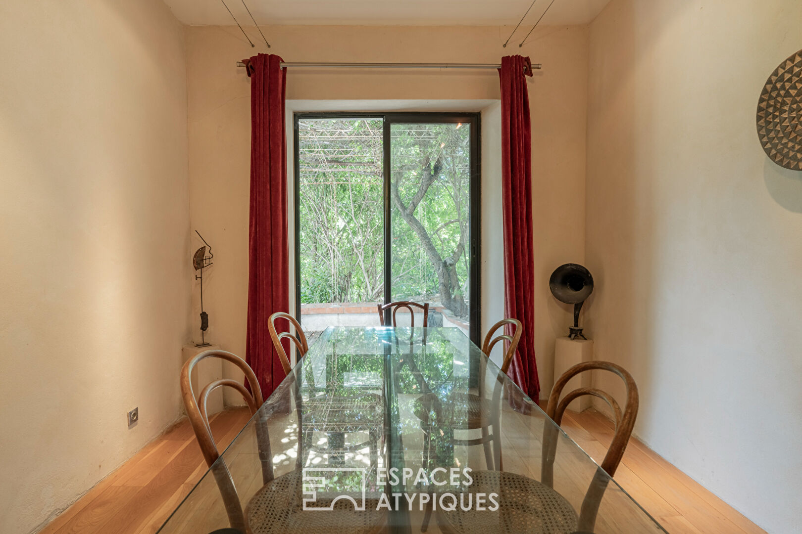 Maison avec patio, terrasse et jardin
