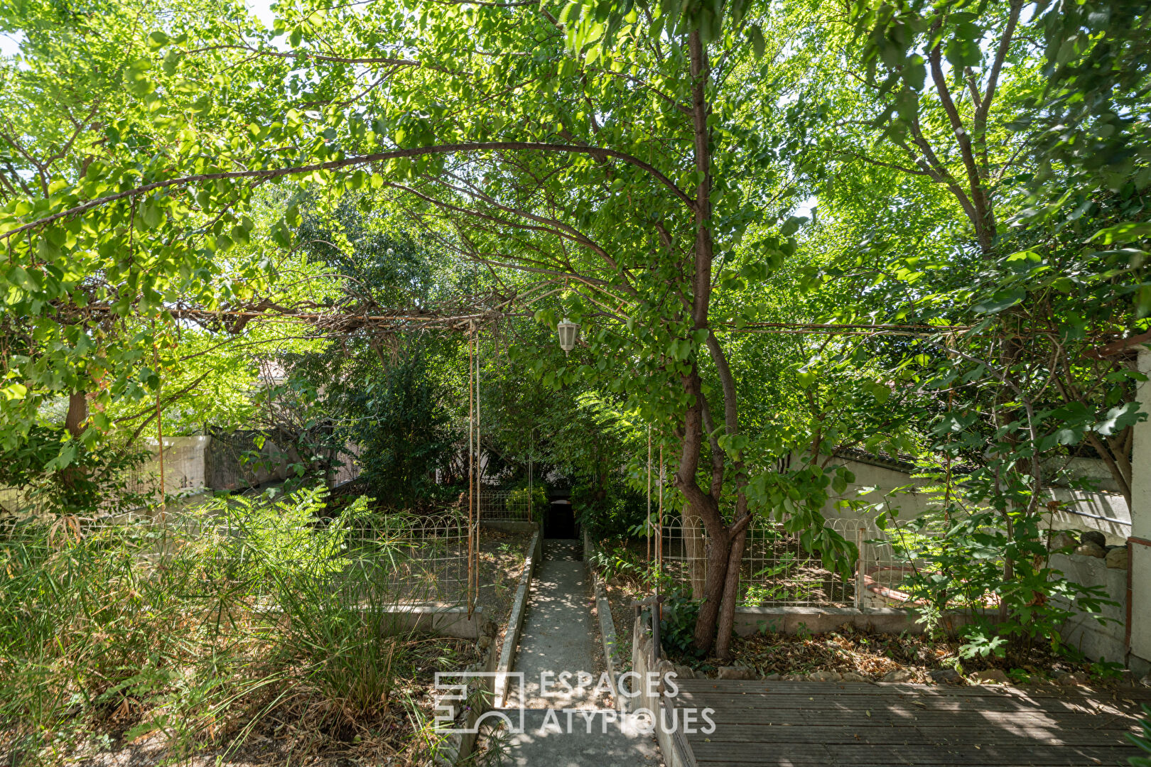 Maison avec patio, terrasse et jardin