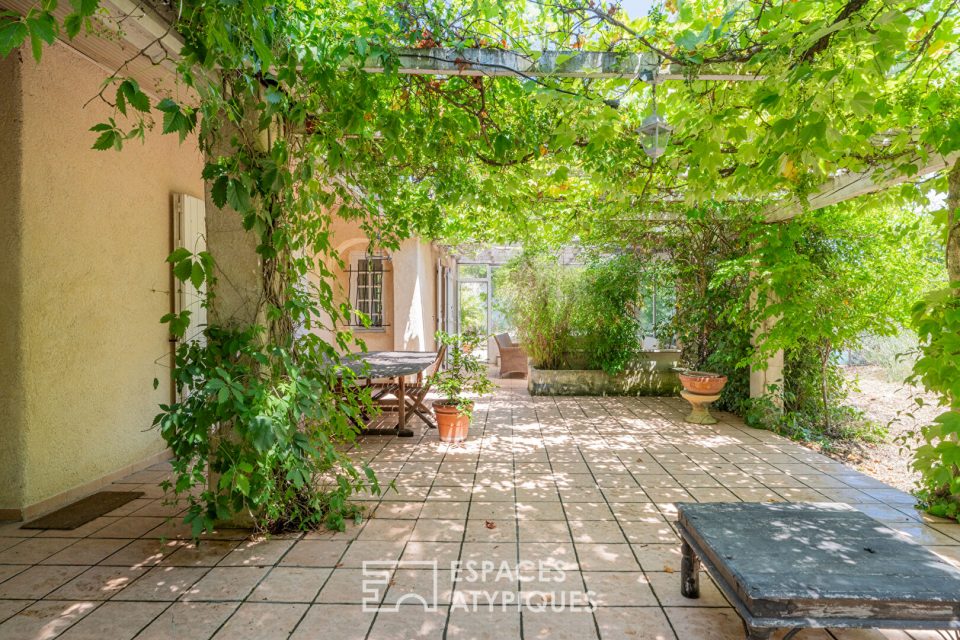 Propriété à fort potentiel avec jardin arboré et piscine à Puyricard
