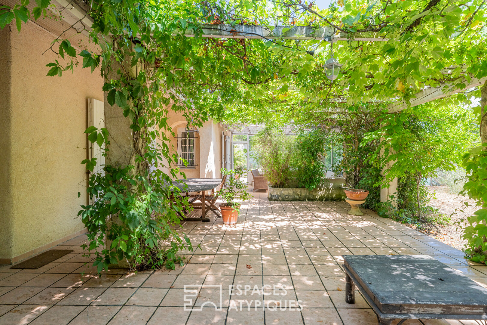 Propriété à fort potentiel avec jardin arboré et piscine à Puyricard