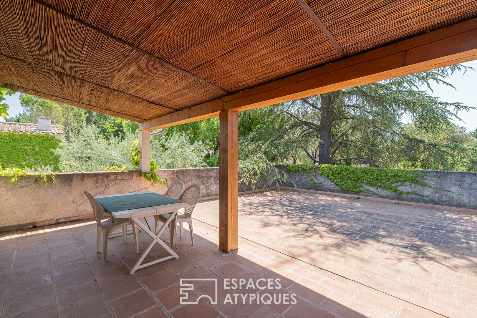 Propriété à fort potentiel avec jardin arboré et piscine à Puyricard