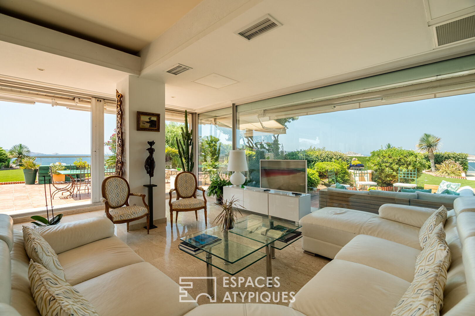 Top floor facing the sea – 500 sqm hanging garden – Prestigious Residence – Marseille