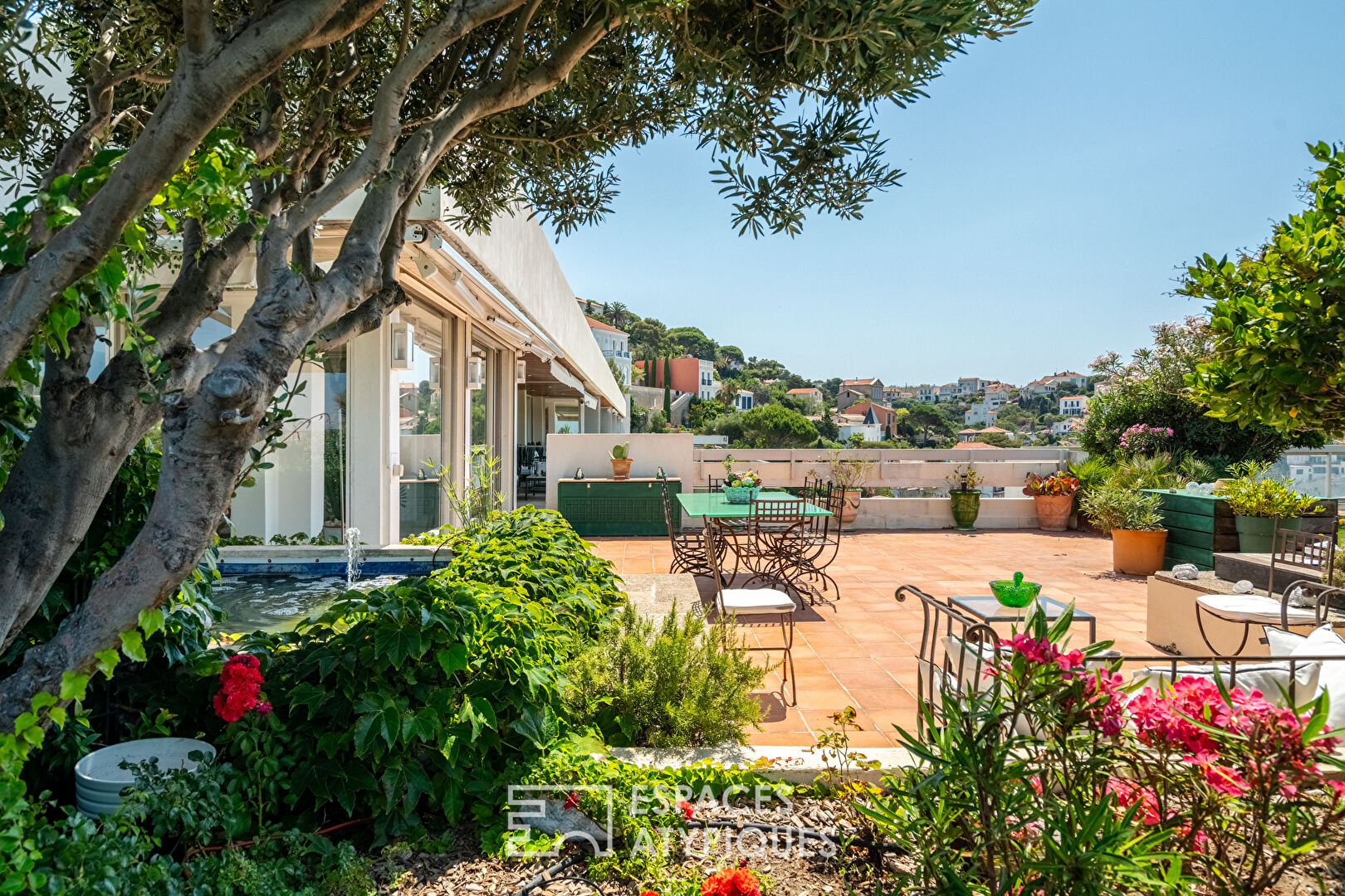 Top floor facing the sea – 500 sqm hanging garden – Prestigious Residence – Marseille