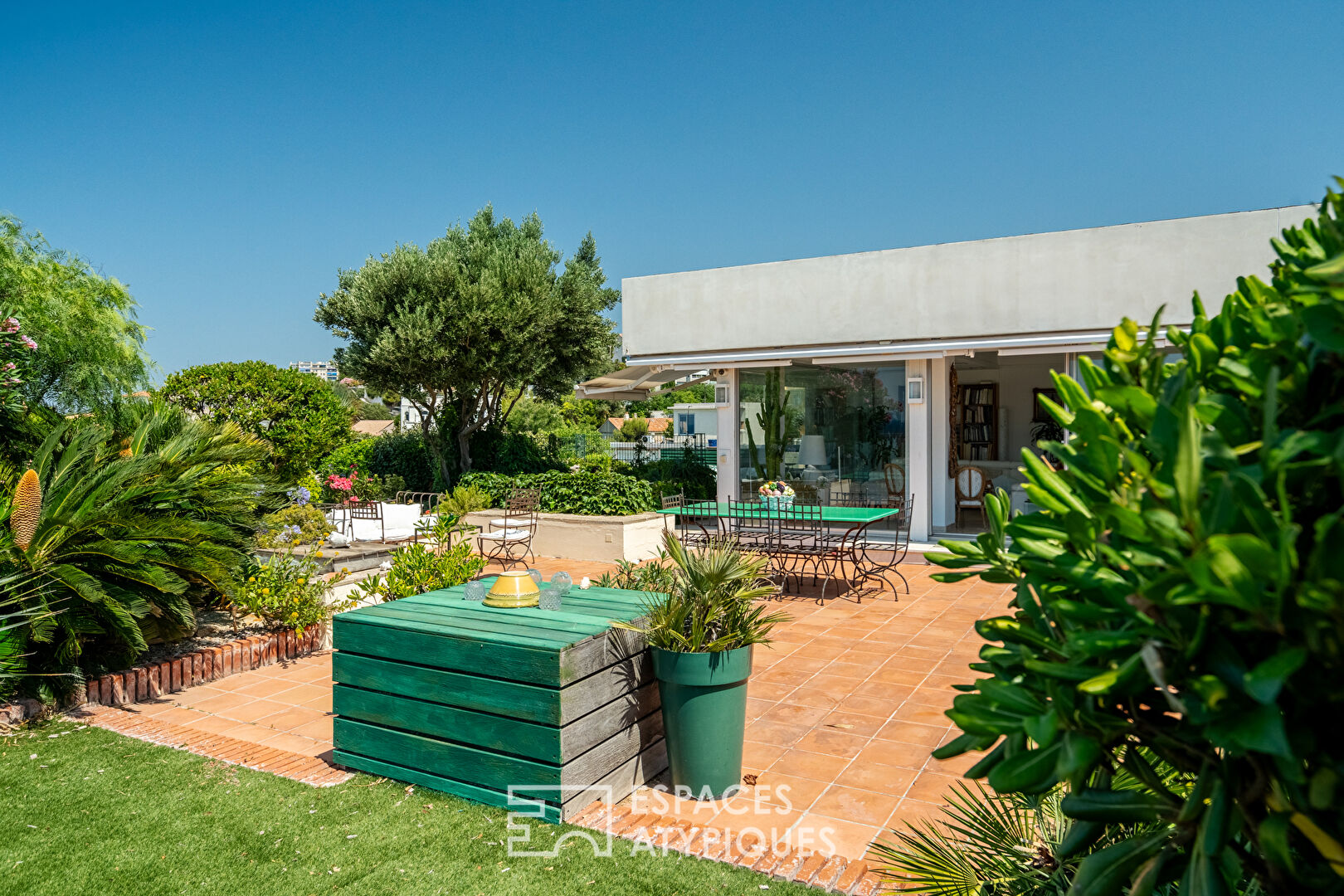 Top floor facing the sea – 500 sqm hanging garden – Prestigious Residence – Marseille