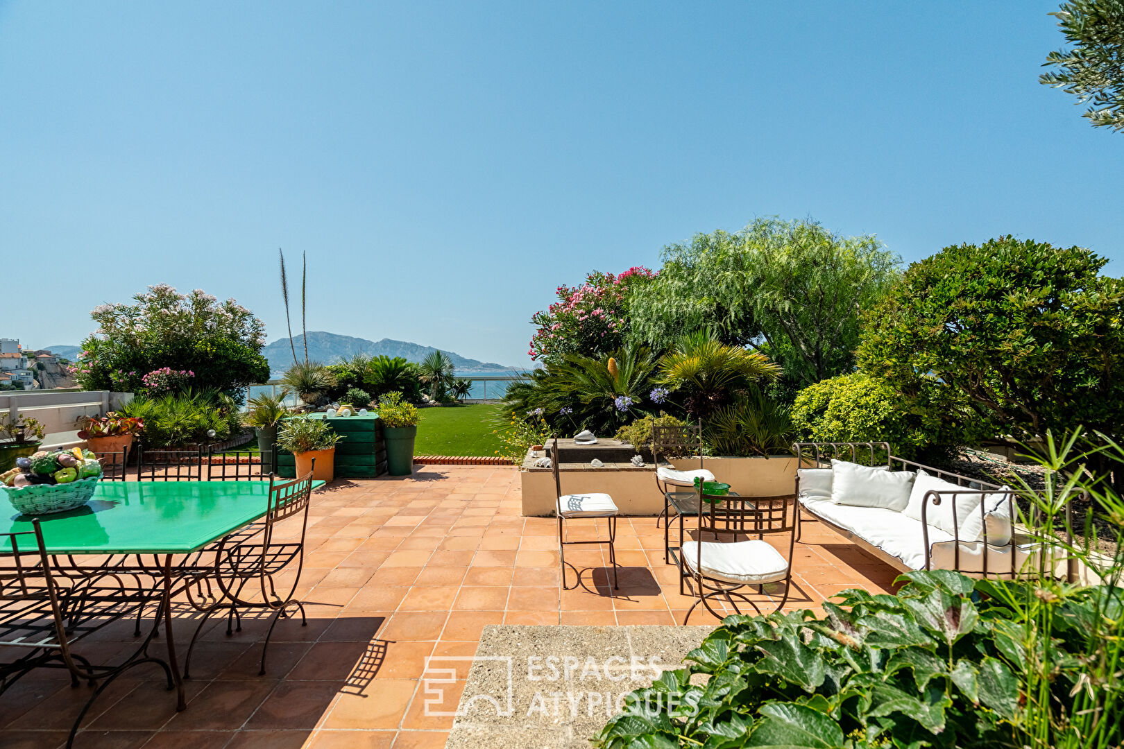 Top floor facing the sea – 500 sqm hanging garden – Prestigious Residence – Marseille