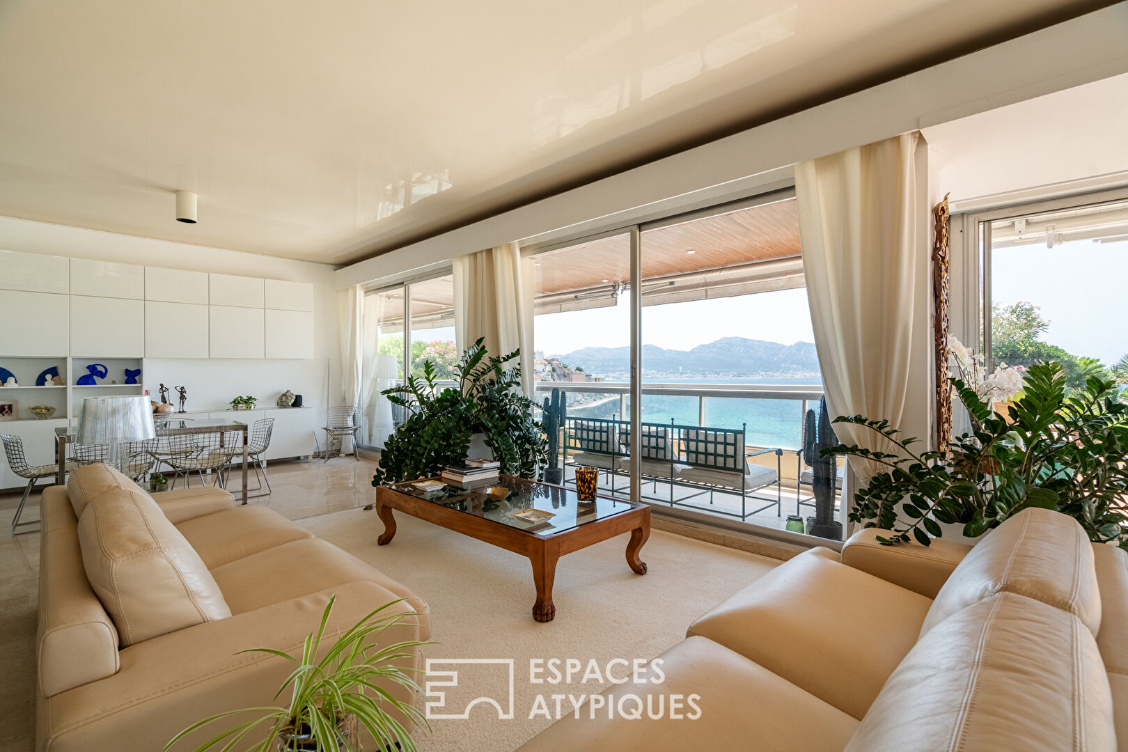 Top floor facing the sea – 500 sqm hanging garden – Prestigious Residence – Marseille