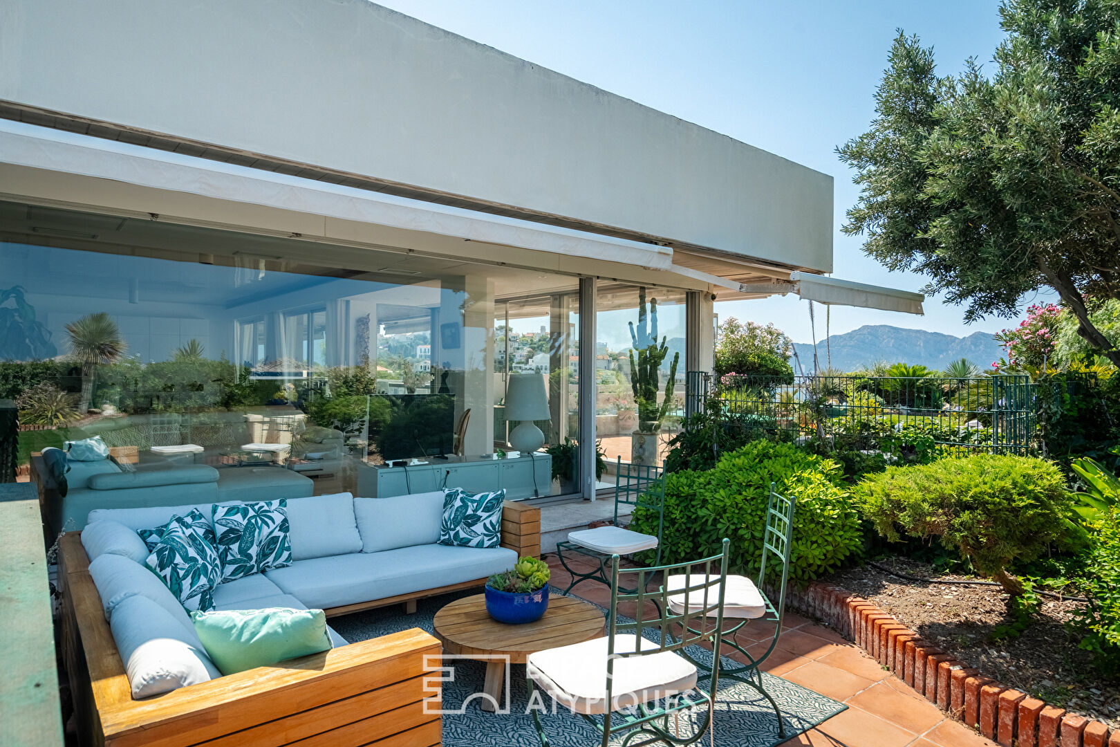 Top floor facing the sea – 500 sqm hanging garden – Prestigious Residence – Marseille