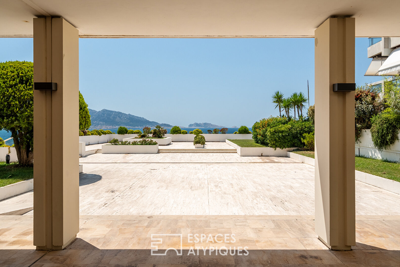Top floor facing the sea – 500 sqm hanging garden – Prestigious Residence – Marseille