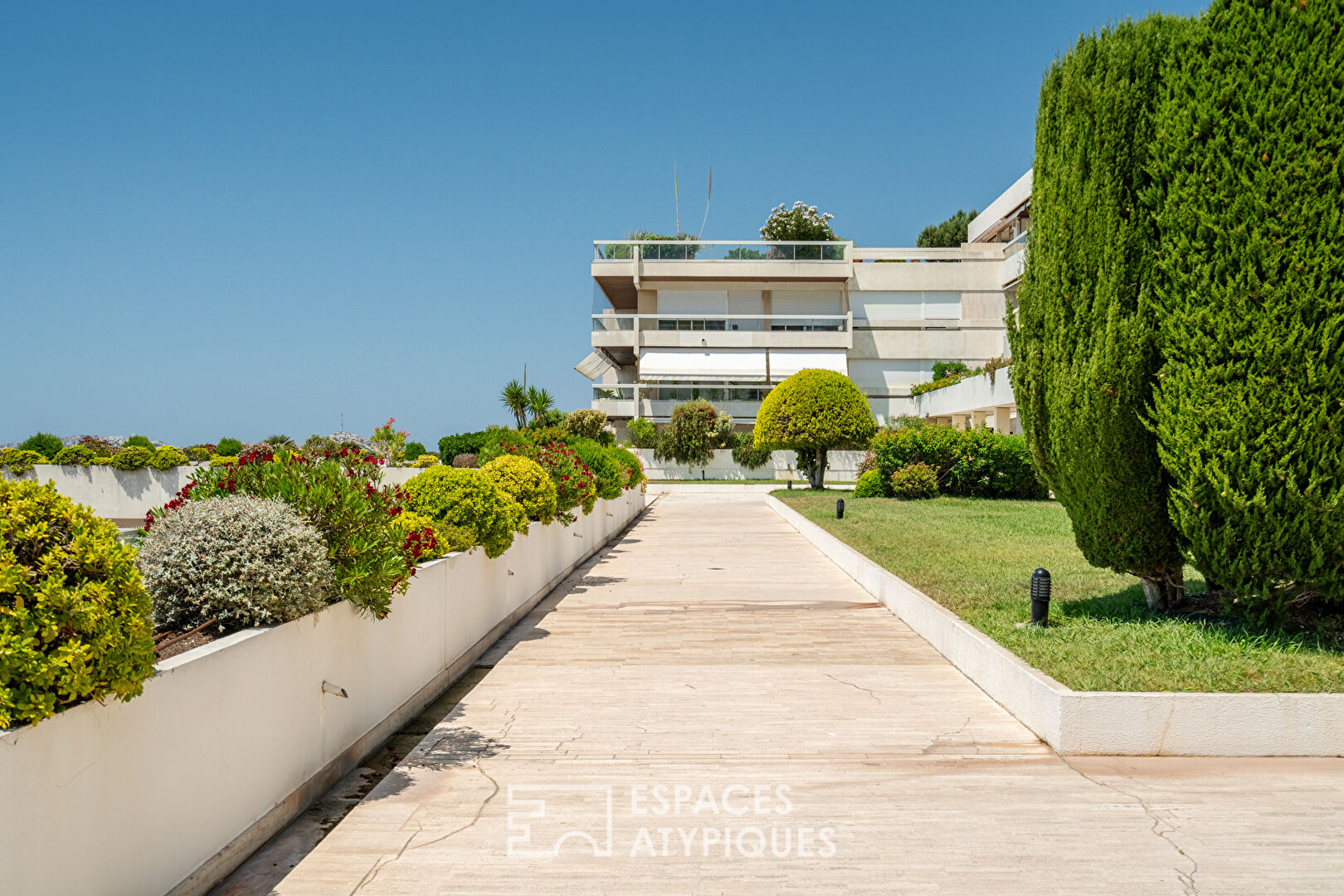 Top floor facing the sea – 500 sqm hanging garden – Prestigious Residence – Marseille