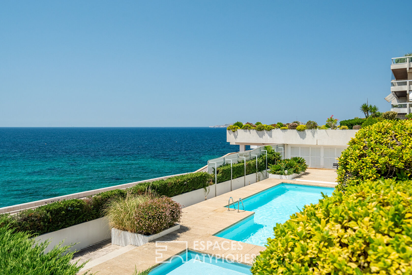 Top floor facing the sea – 500 sqm hanging garden – Prestigious Residence – Marseille