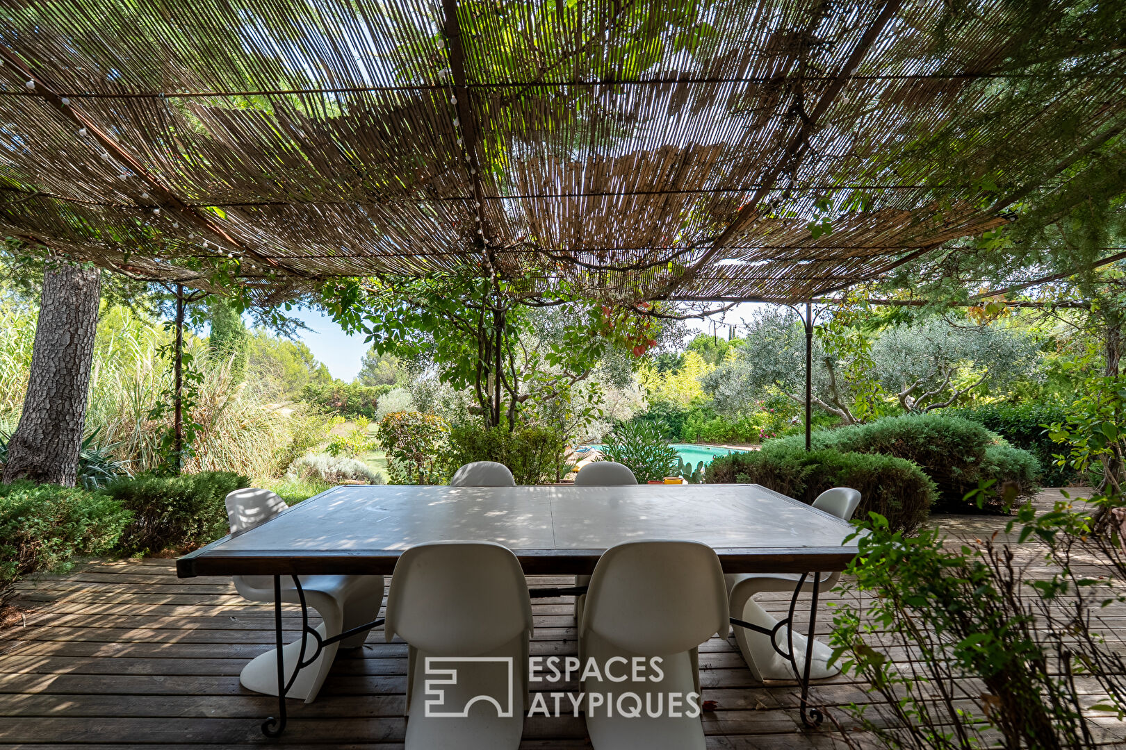 Villa de caractère avec piscine et jardin paysager à Lambesc
