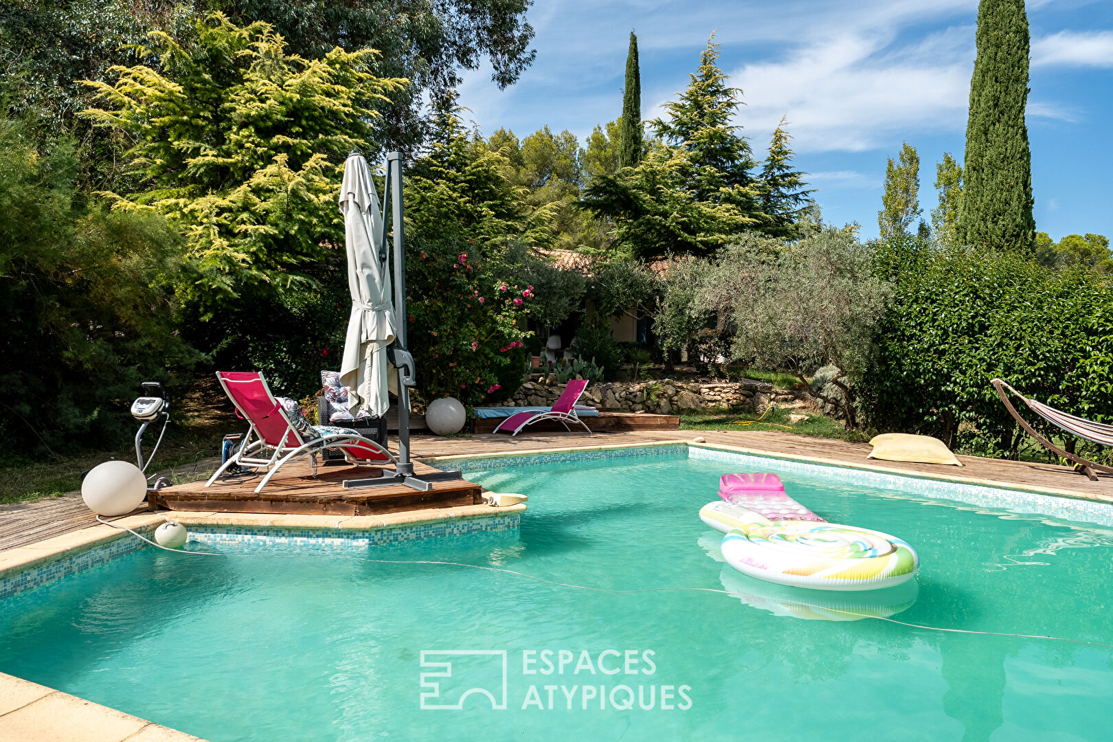 Villa de caractère avec piscine et jardin paysager à Lambesc