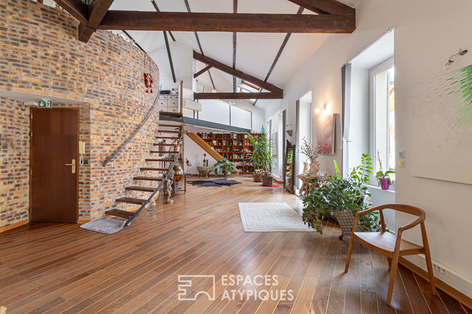 Loft en Duplex au Charme Industriel – Marseille 16ème