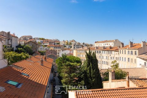 Élégant type 2 sous les toits du 7ème – Vue panoramique sur Marseille et charme préservé