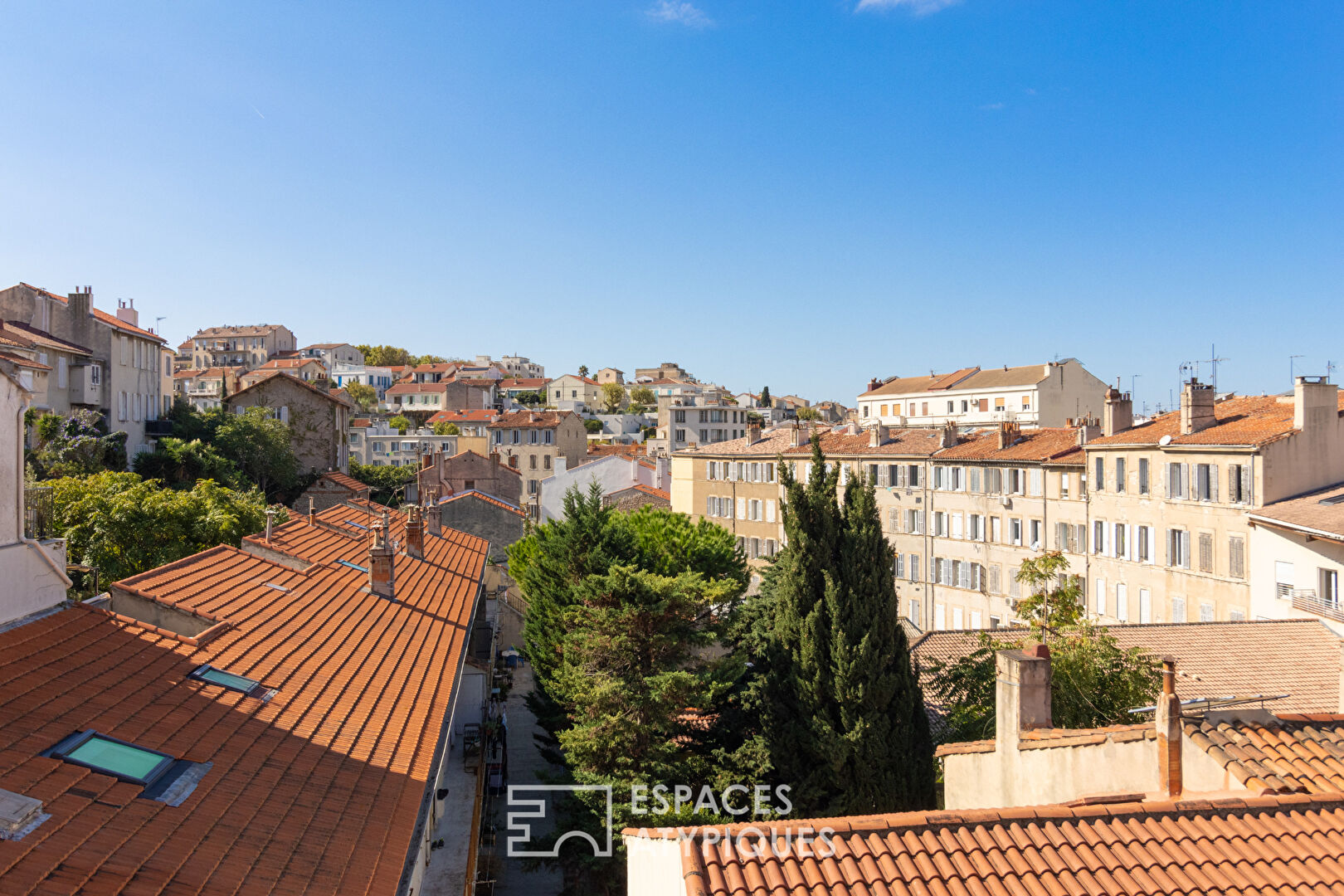 Élégant type 2 sous les toits du 7ème – Vue panoramique sur Marseille et charme préservé