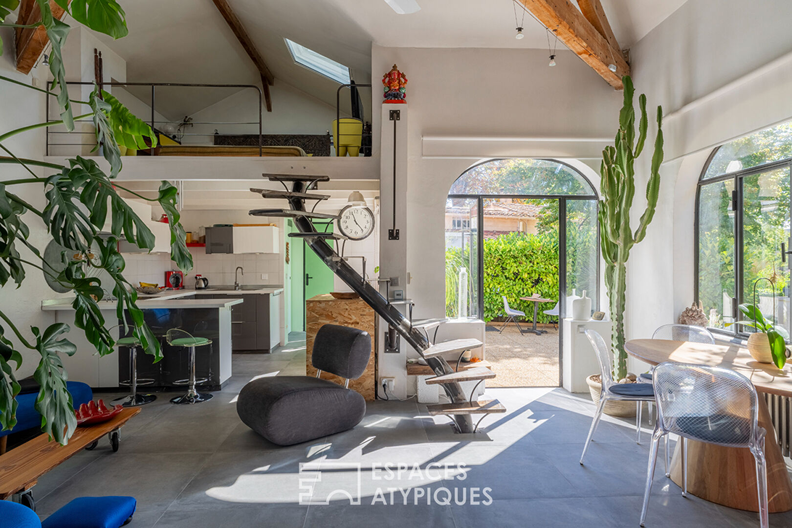 Elegant 1950s house with outbuilding and swimming pool