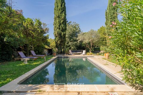 Elegant 1950s house with outbuilding and swimming pool