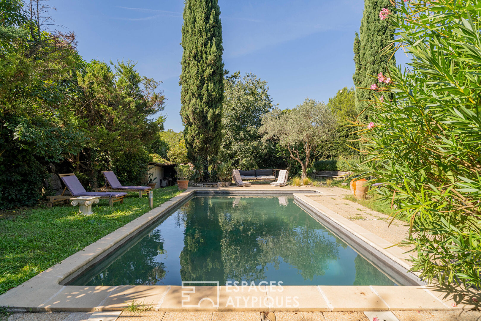 Elegant 1950s house with outbuilding and swimming pool