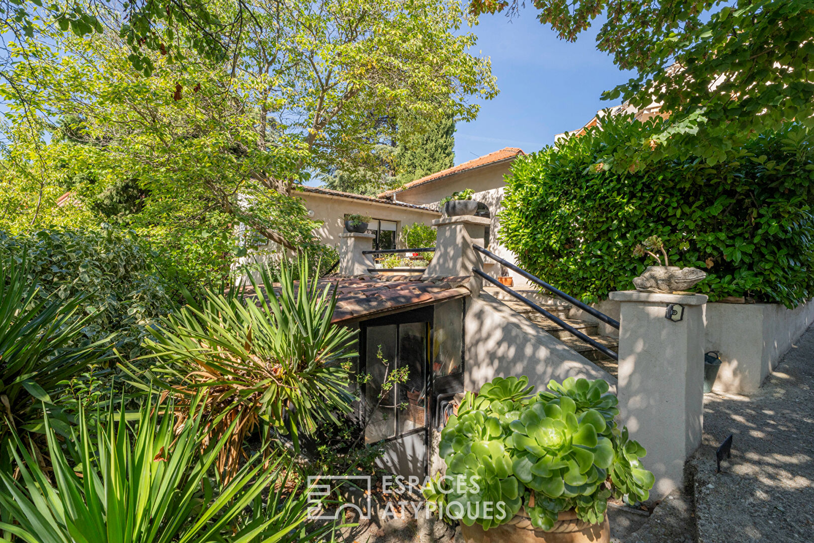 Elegant 1950s house with outbuilding and swimming pool