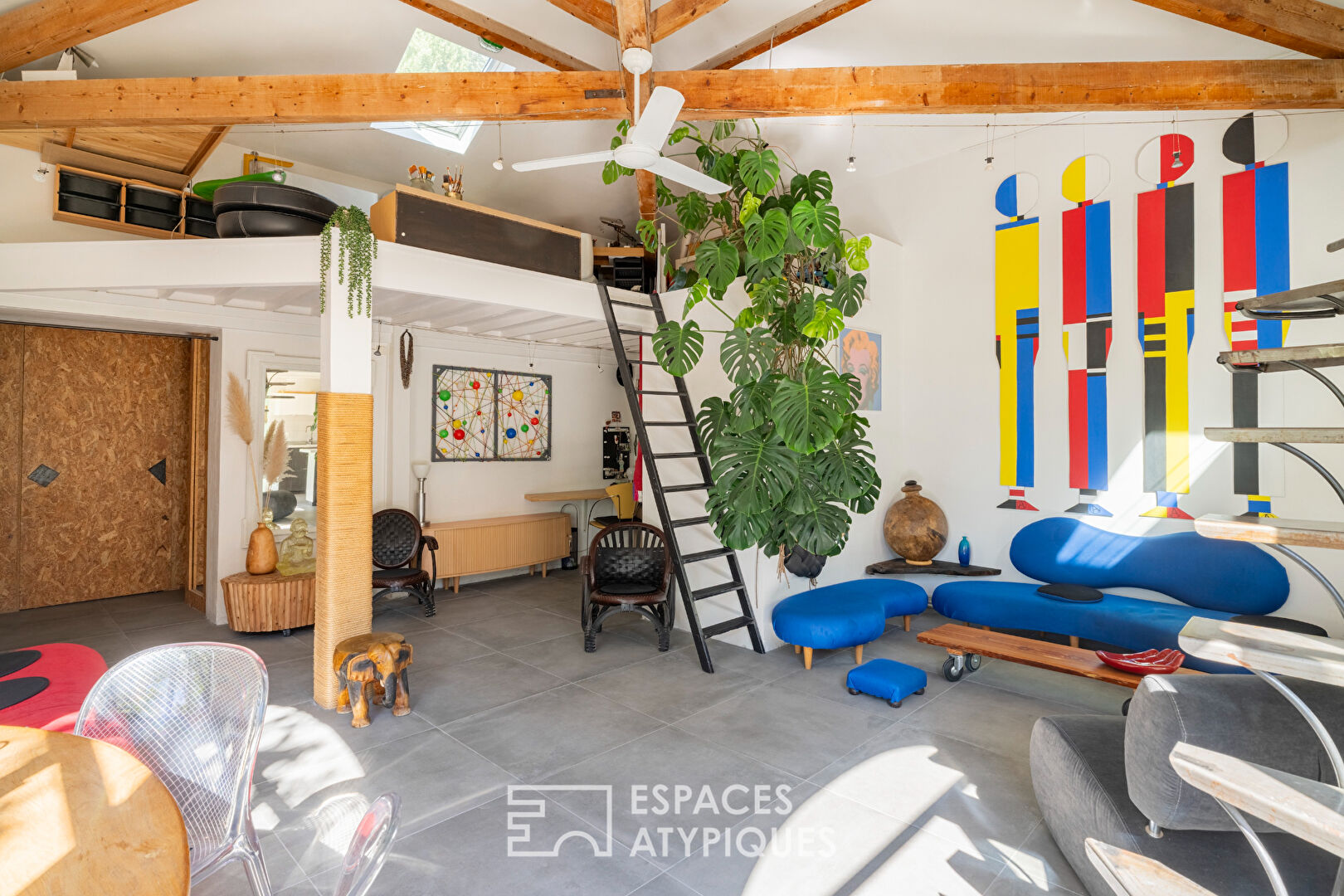 Elegant 1950s house with outbuilding and swimming pool