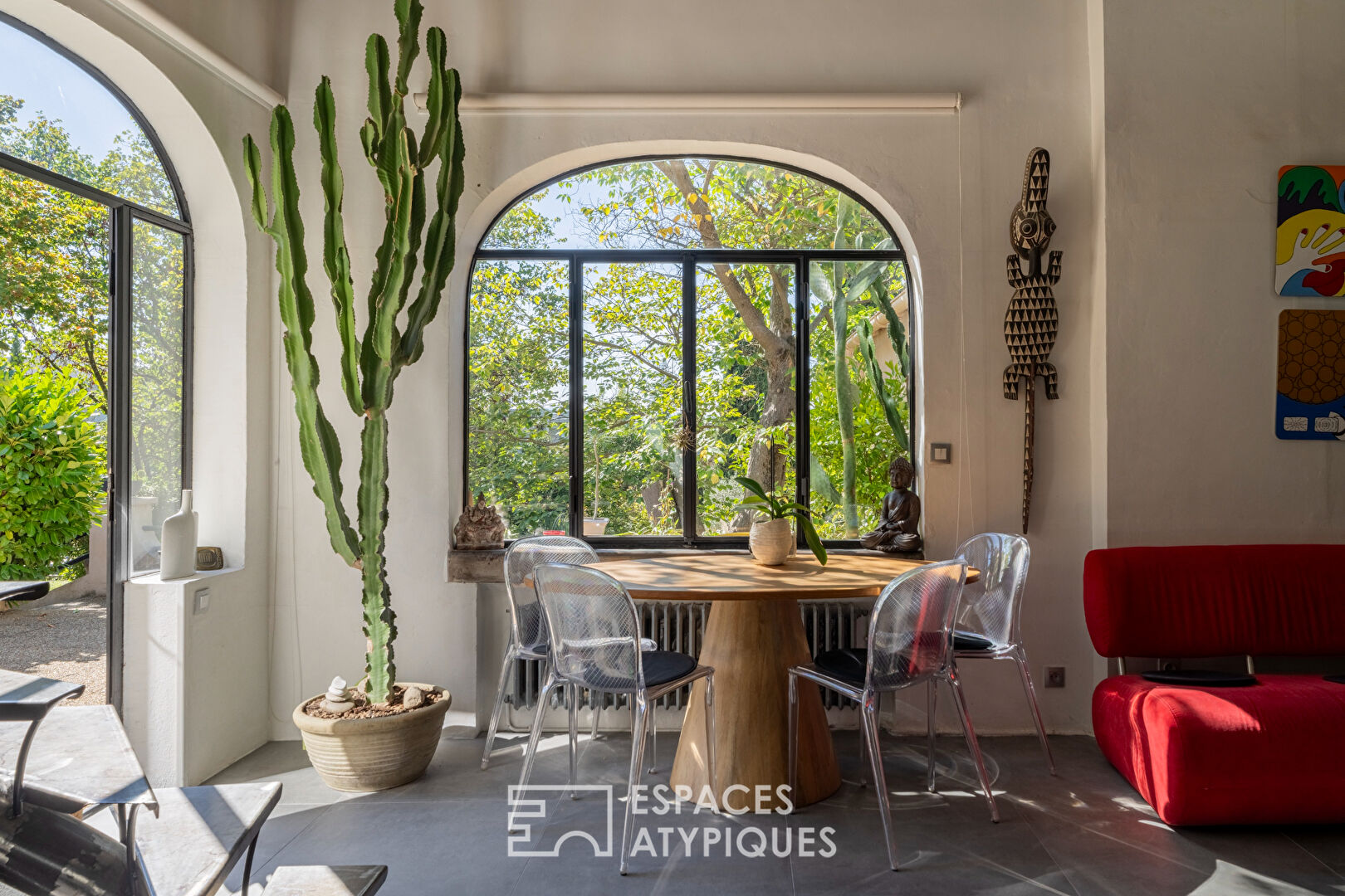 Elegant 1950s house with outbuilding and swimming pool