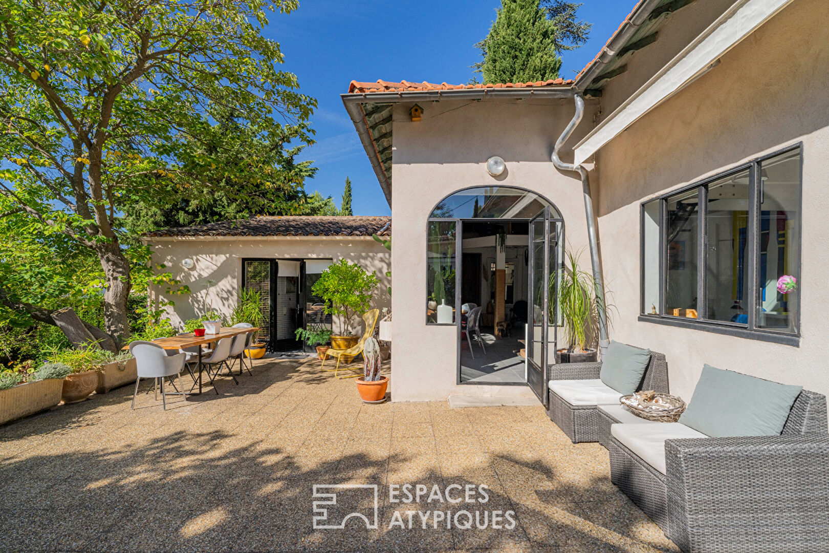 Elegant 1950s house with outbuilding and swimming pool