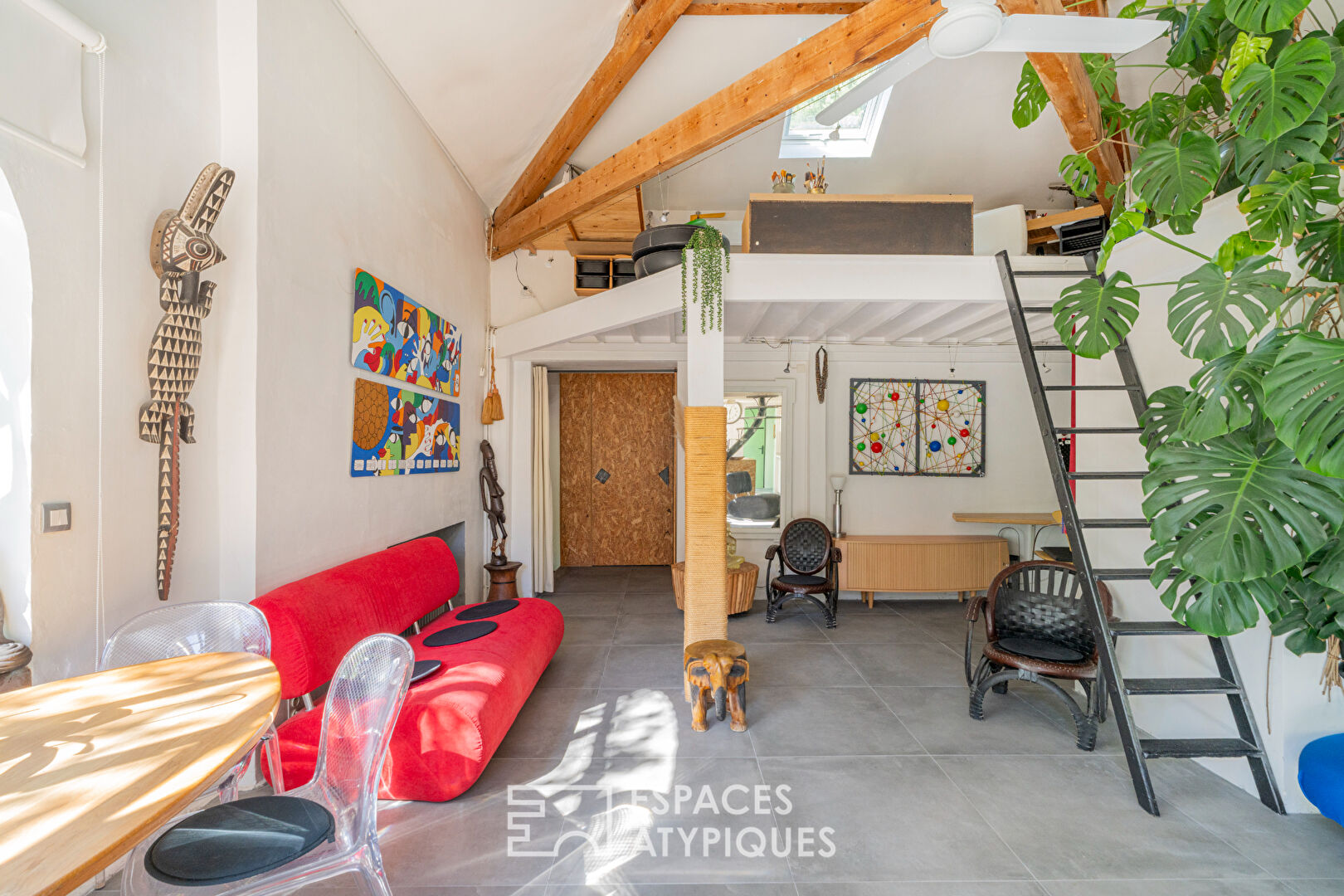 Elegant 1950s house with outbuilding and swimming pool