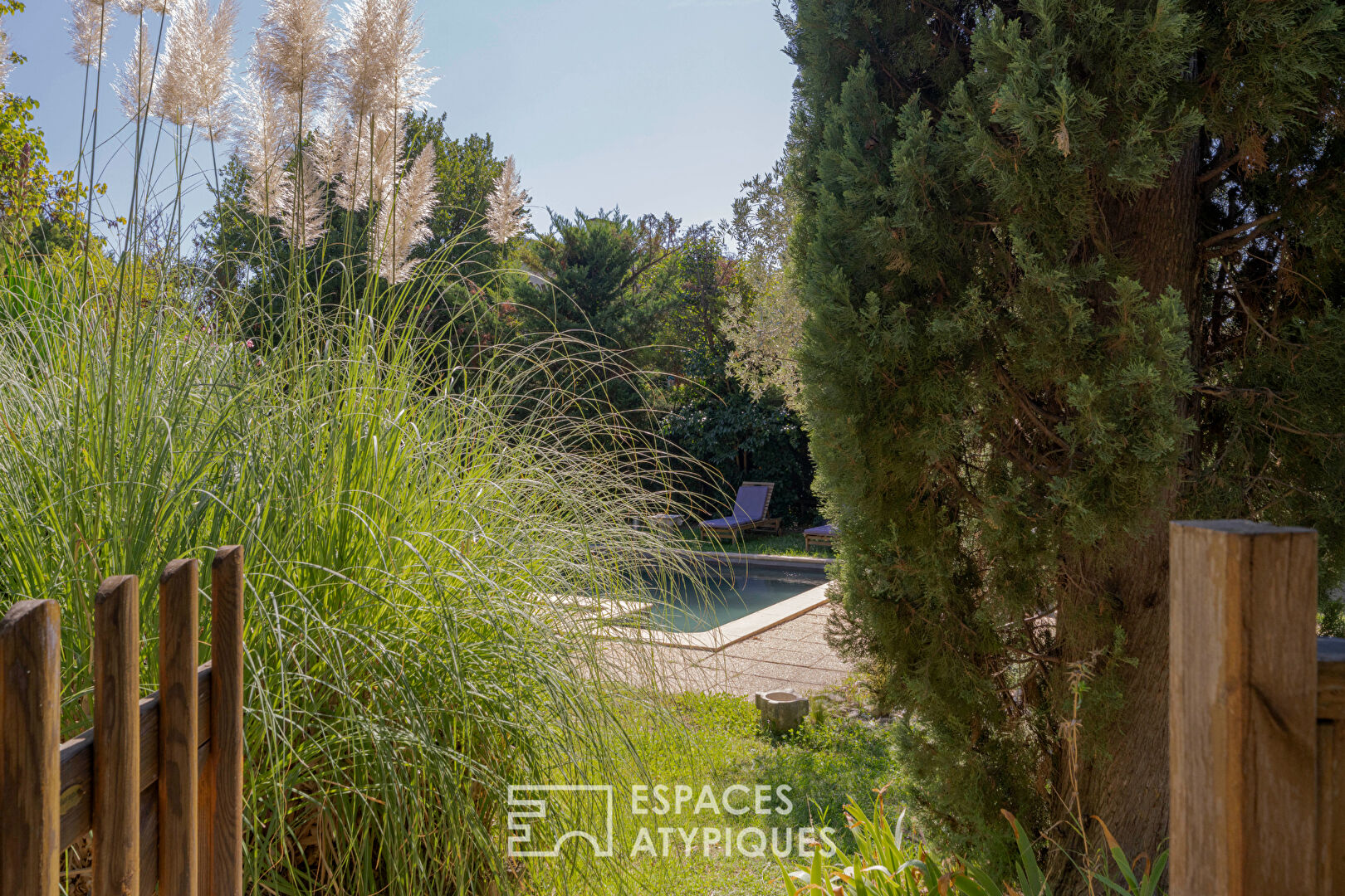 Elegant 1950s house with outbuilding and swimming pool