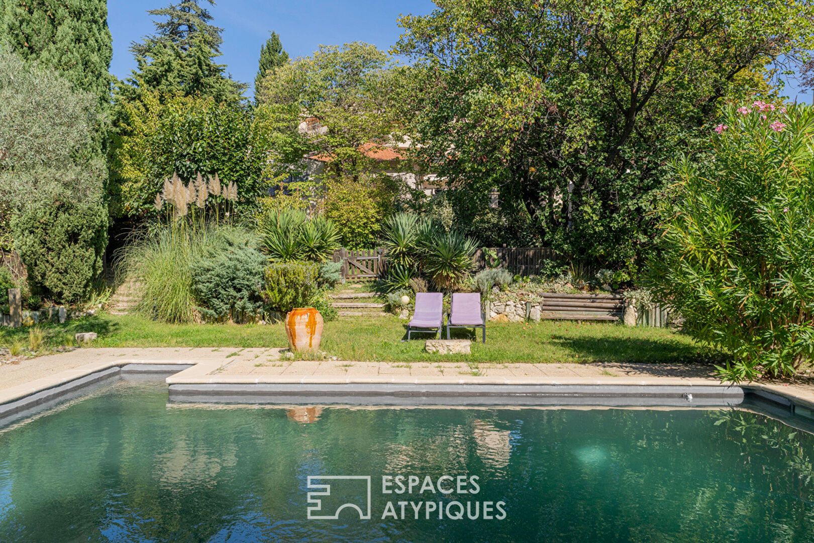 Elegant 1950s house with outbuilding and swimming pool