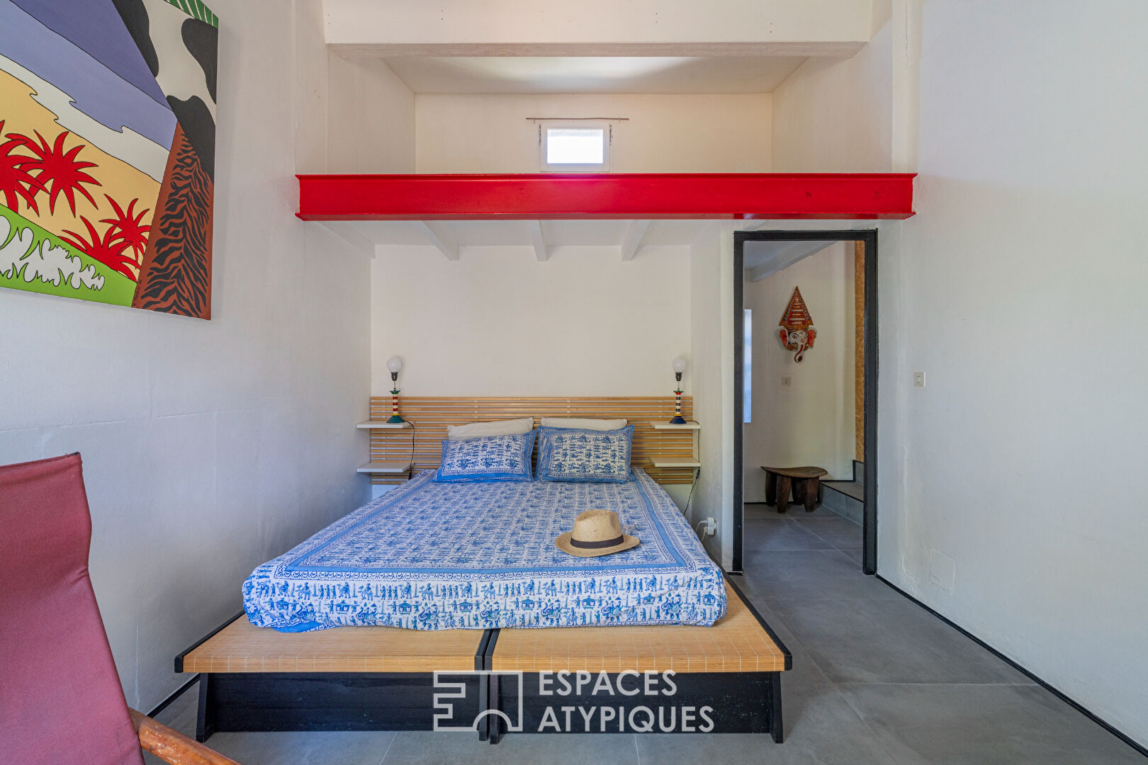 Elegant 1950s house with outbuilding and swimming pool