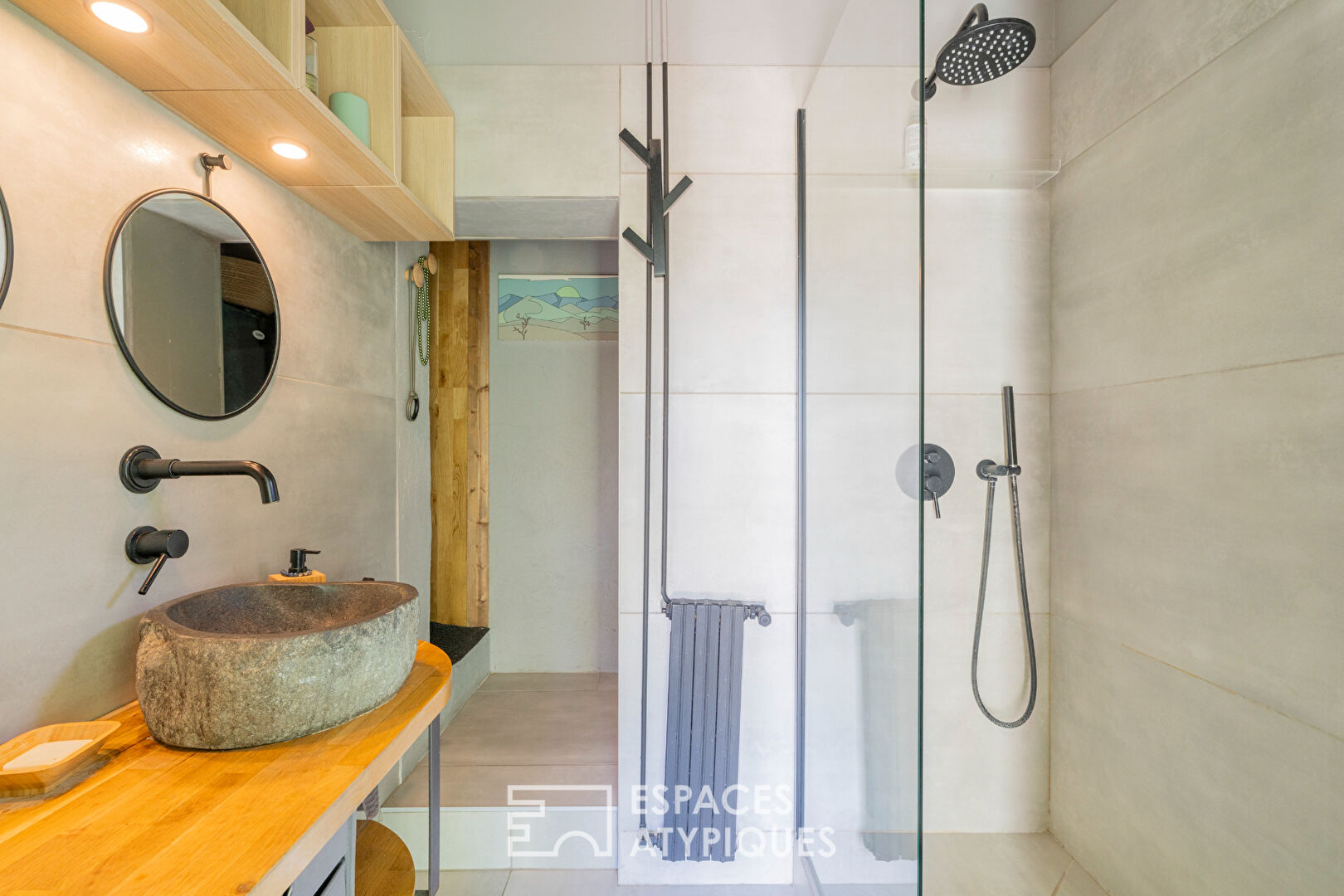 Elegant 1950s house with outbuilding and swimming pool