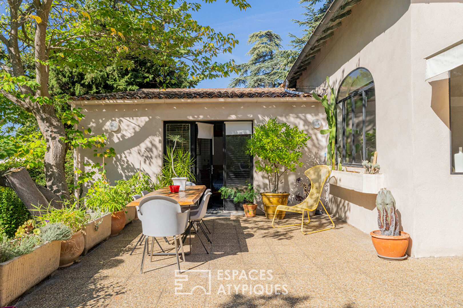 Elegant 1950s house with outbuilding and swimming pool
