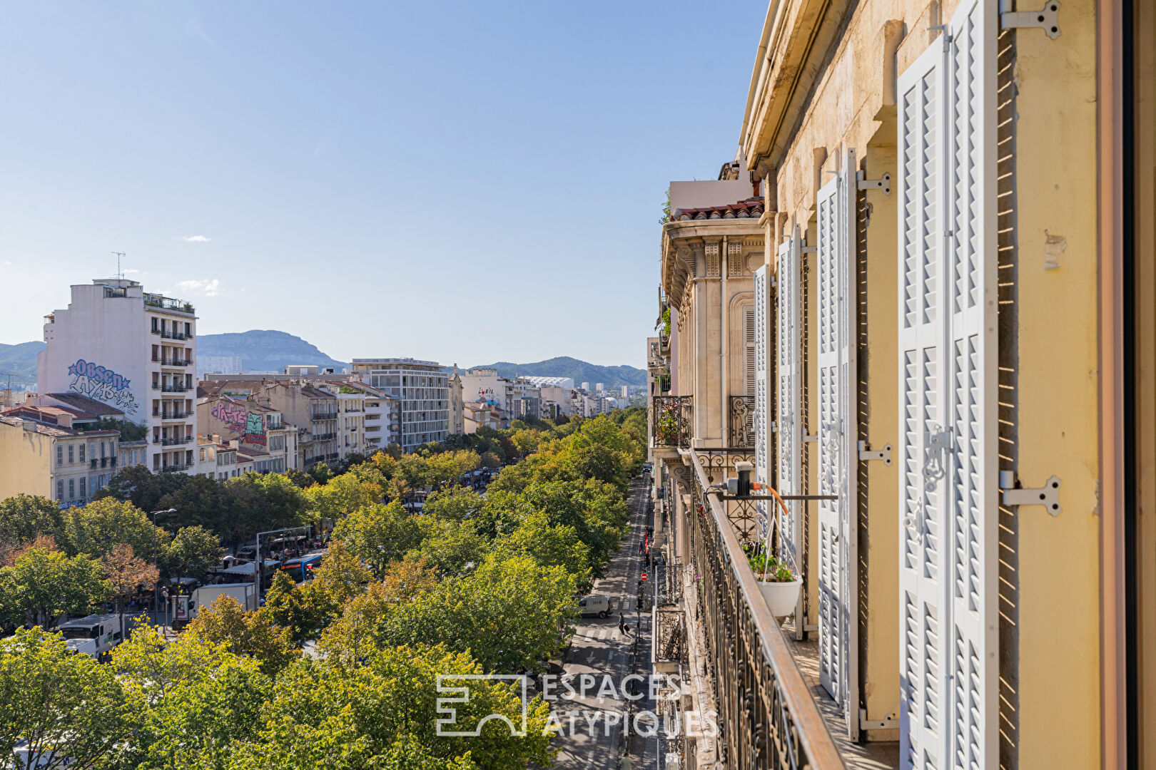 Bourgeois apartment on the top floor with open view