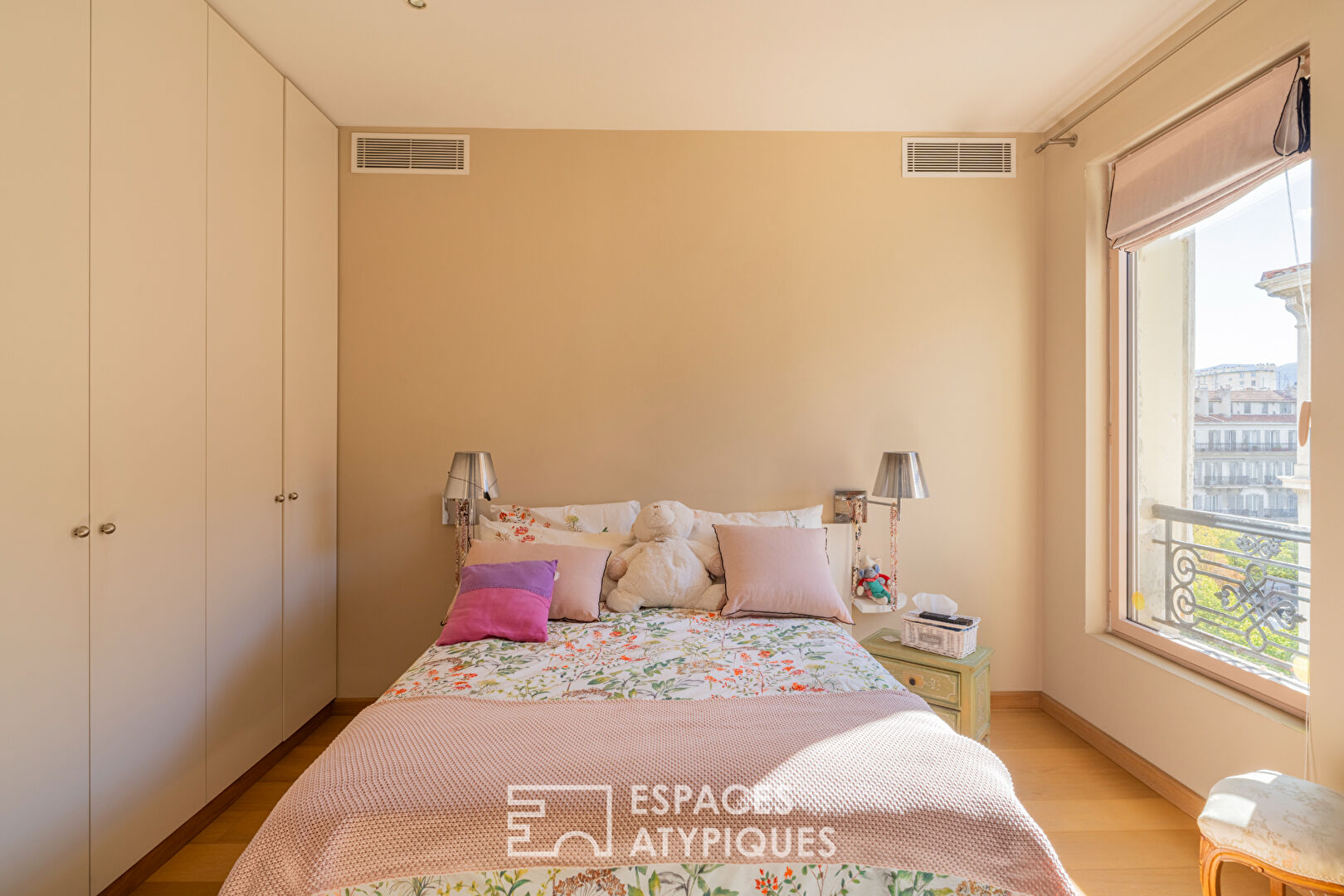 Bourgeois apartment on the top floor with open view