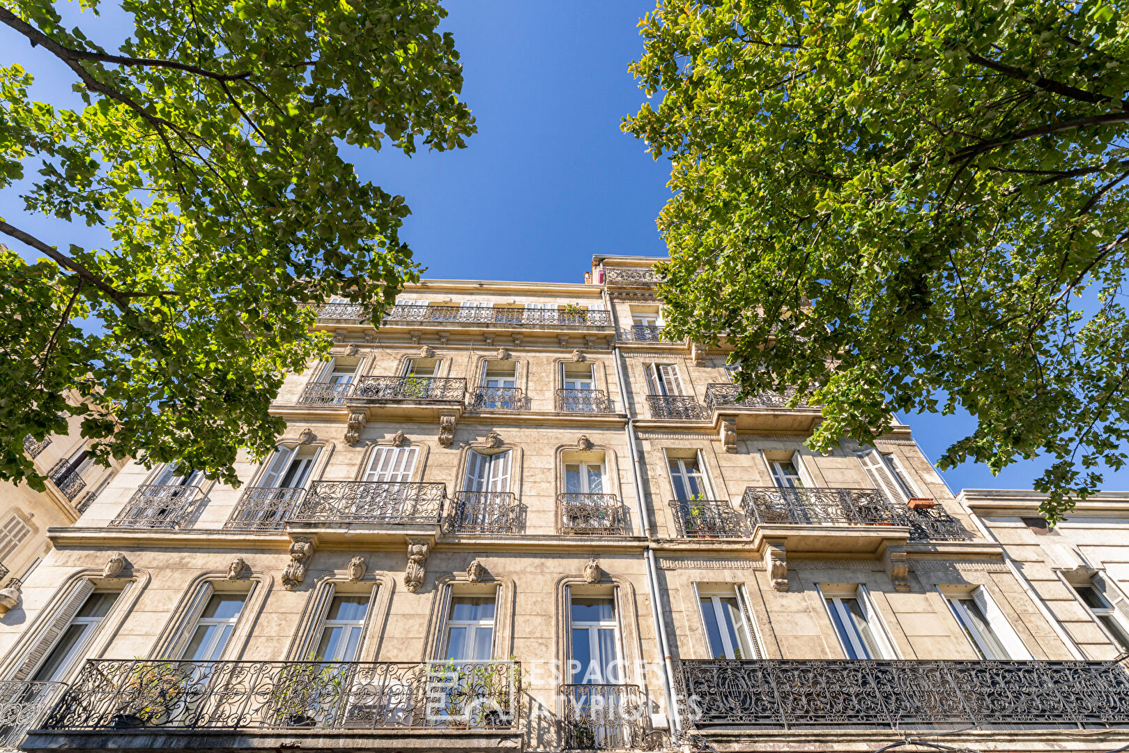 Bourgeois apartment on the top floor with open view