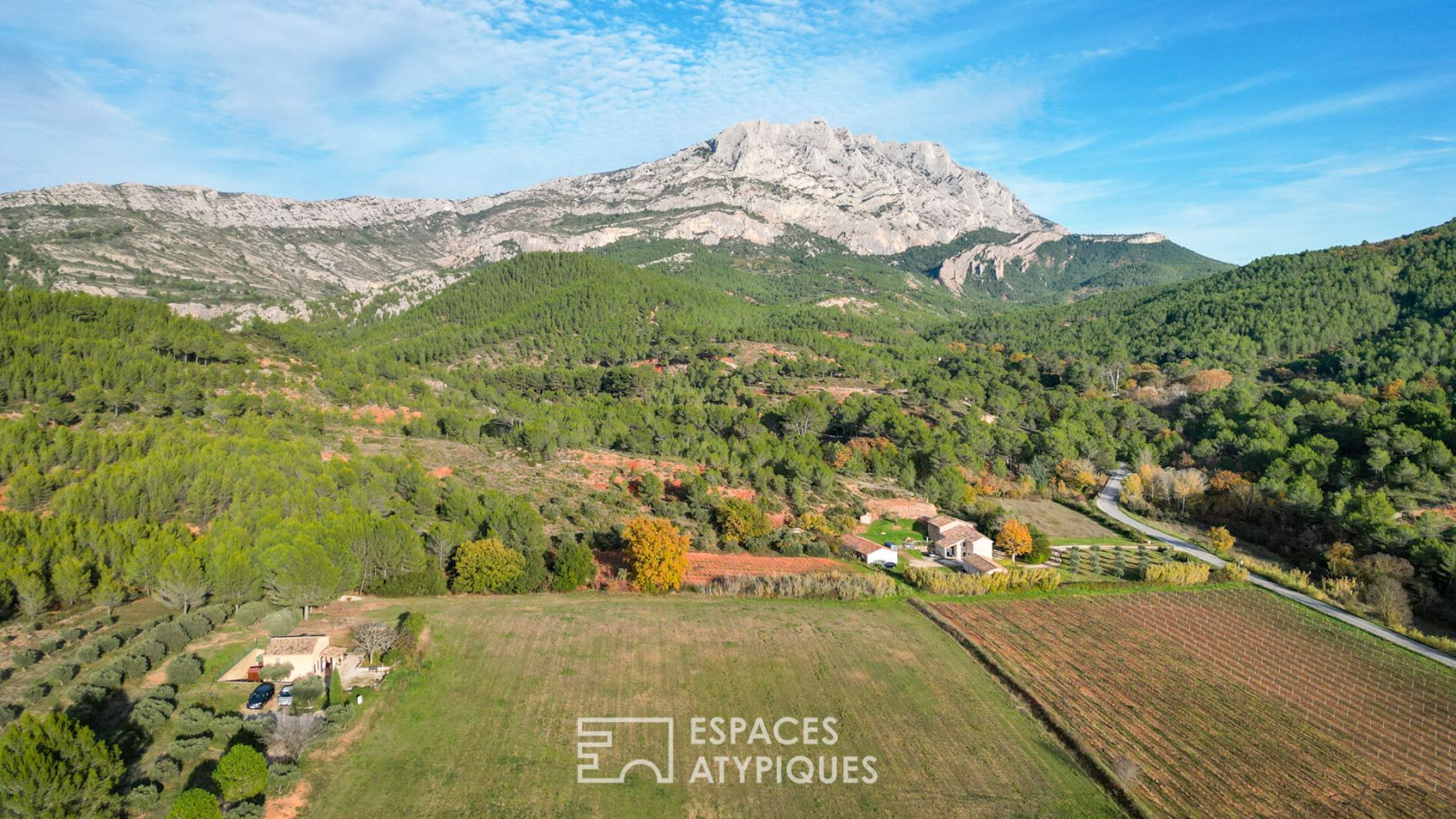 Provençal country house with exceptional view of Sainte-Victoire