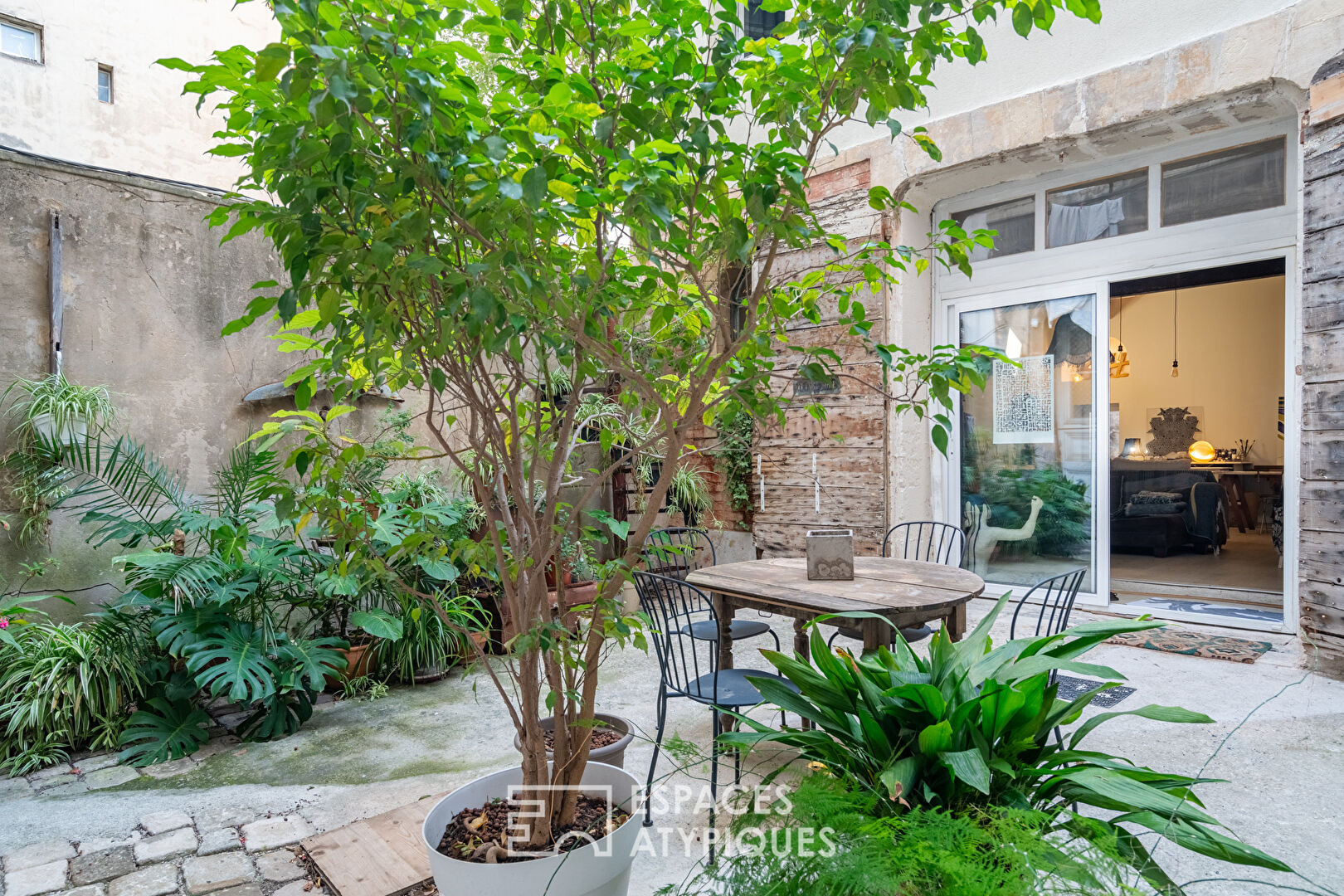 Atelier d’artiste avec extérieur à réécrire