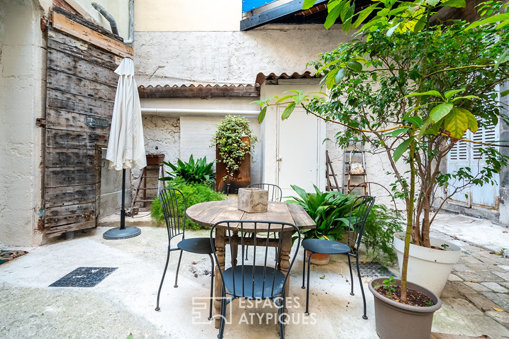 Atelier d’artiste avec extérieur à réécrire