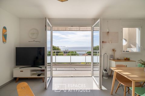 Apartment with terrace facing the sea