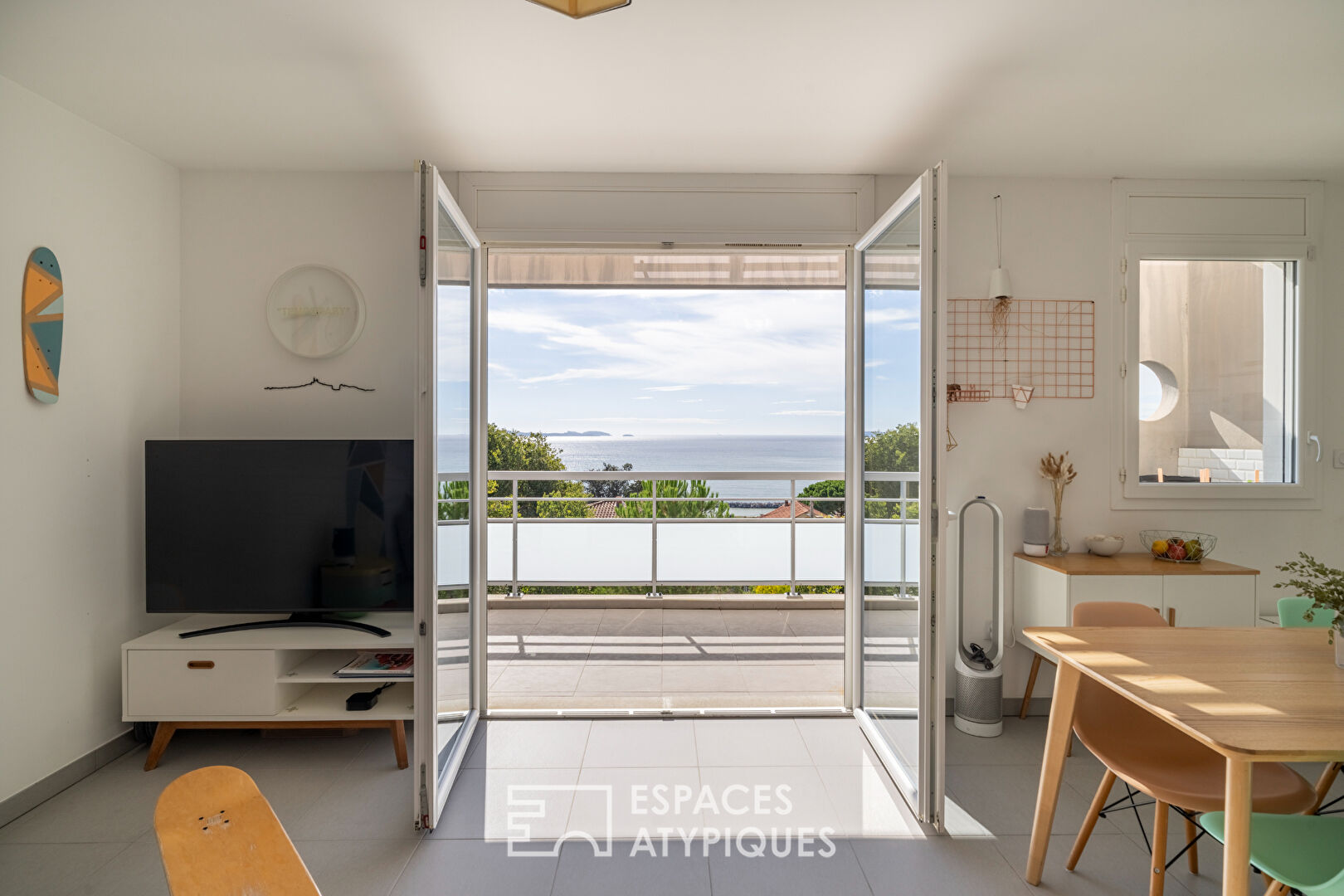 Apartment with terrace facing the sea