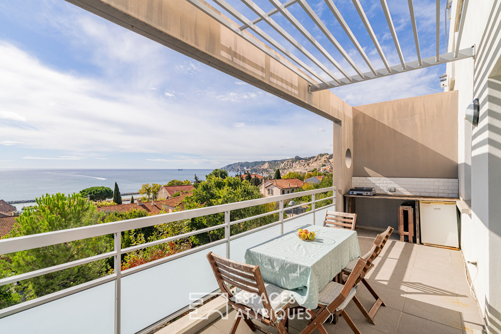 Apartment with terrace facing the sea
