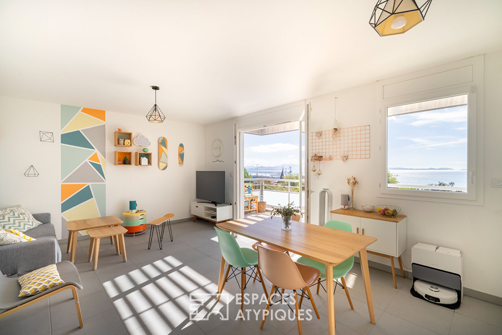 Apartment with terrace facing the sea