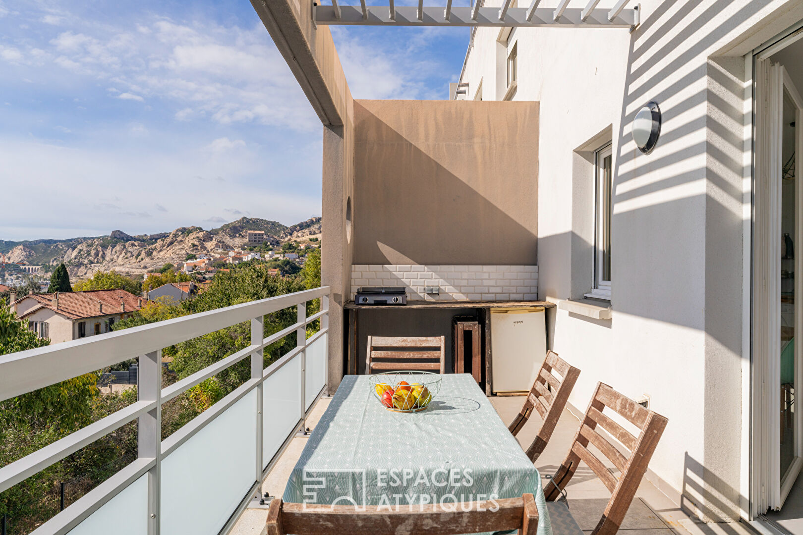 Apartment with terrace facing the sea