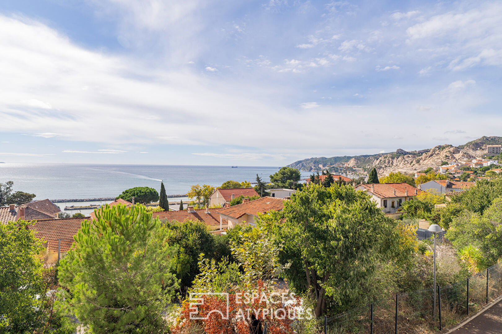 Apartment with terrace facing the sea