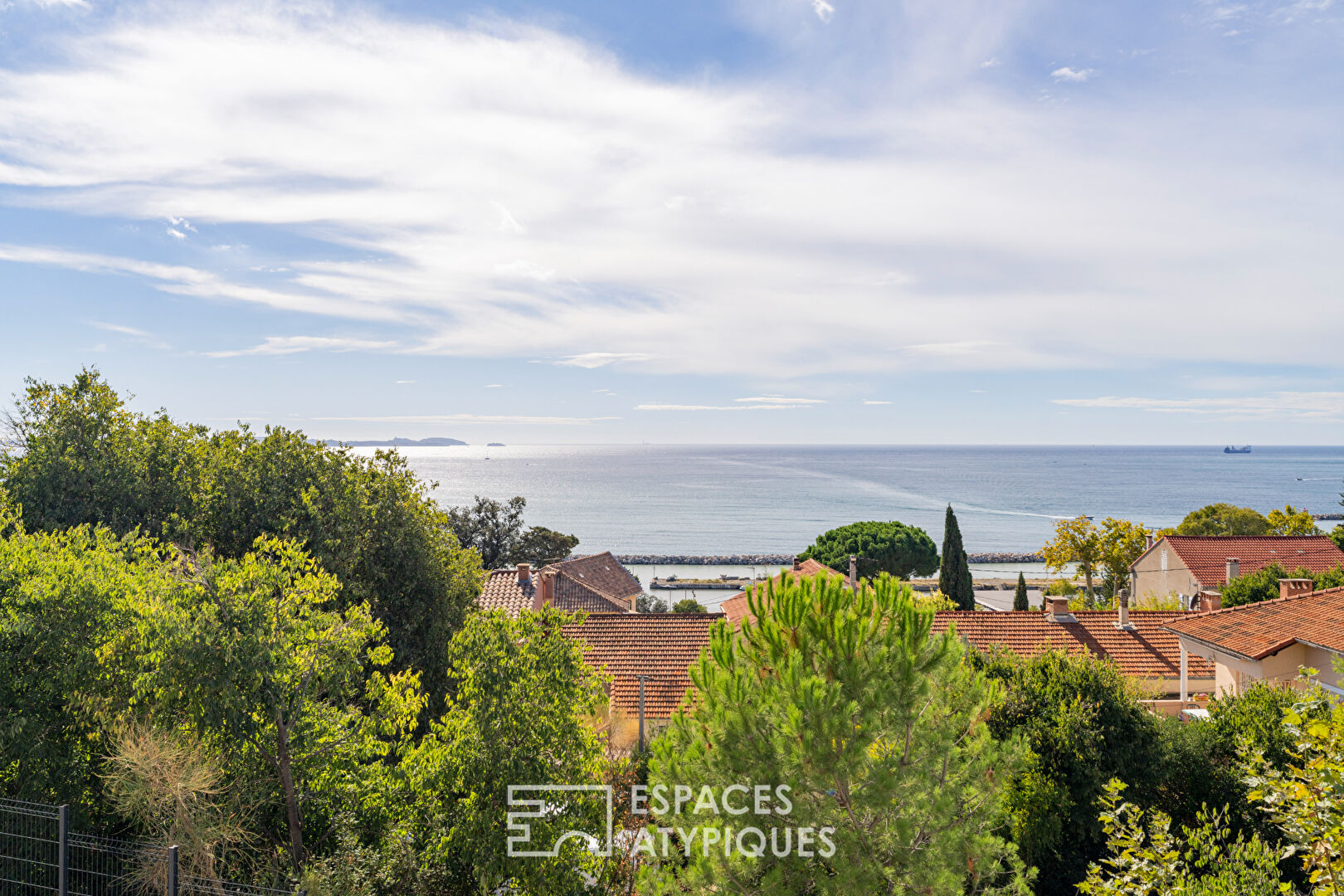 Apartment with terrace facing the sea